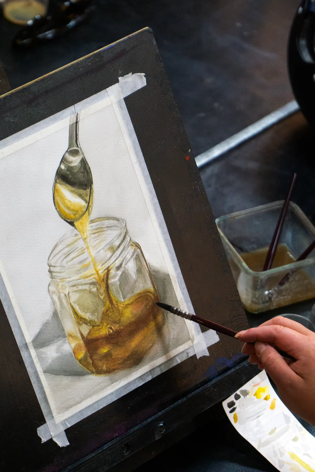 Acuarela sobre papel: frasco de miel con cuchara, ejercicio de transparencias de la alumna Mase Moreno