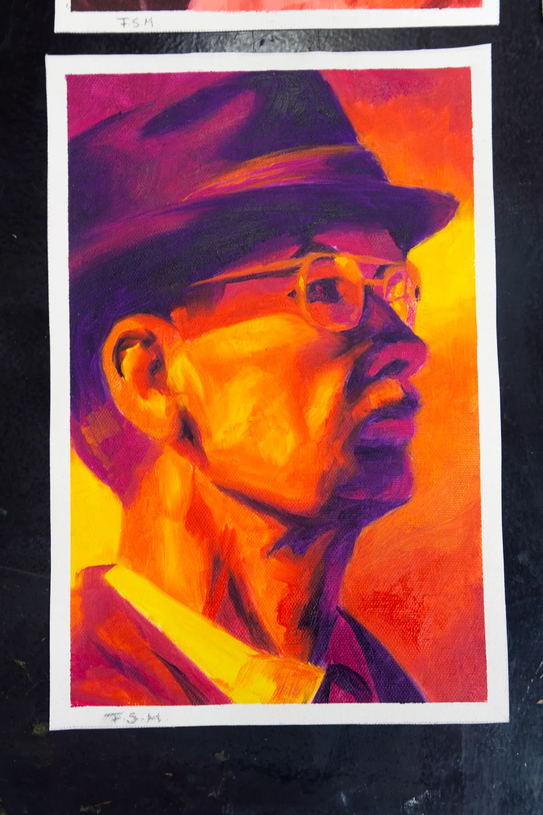 Óleo sobre tela: retrato de hombre con sombrero y lentes en tonos naranja y púrpura, obra de la alumna Florencia Sauterel