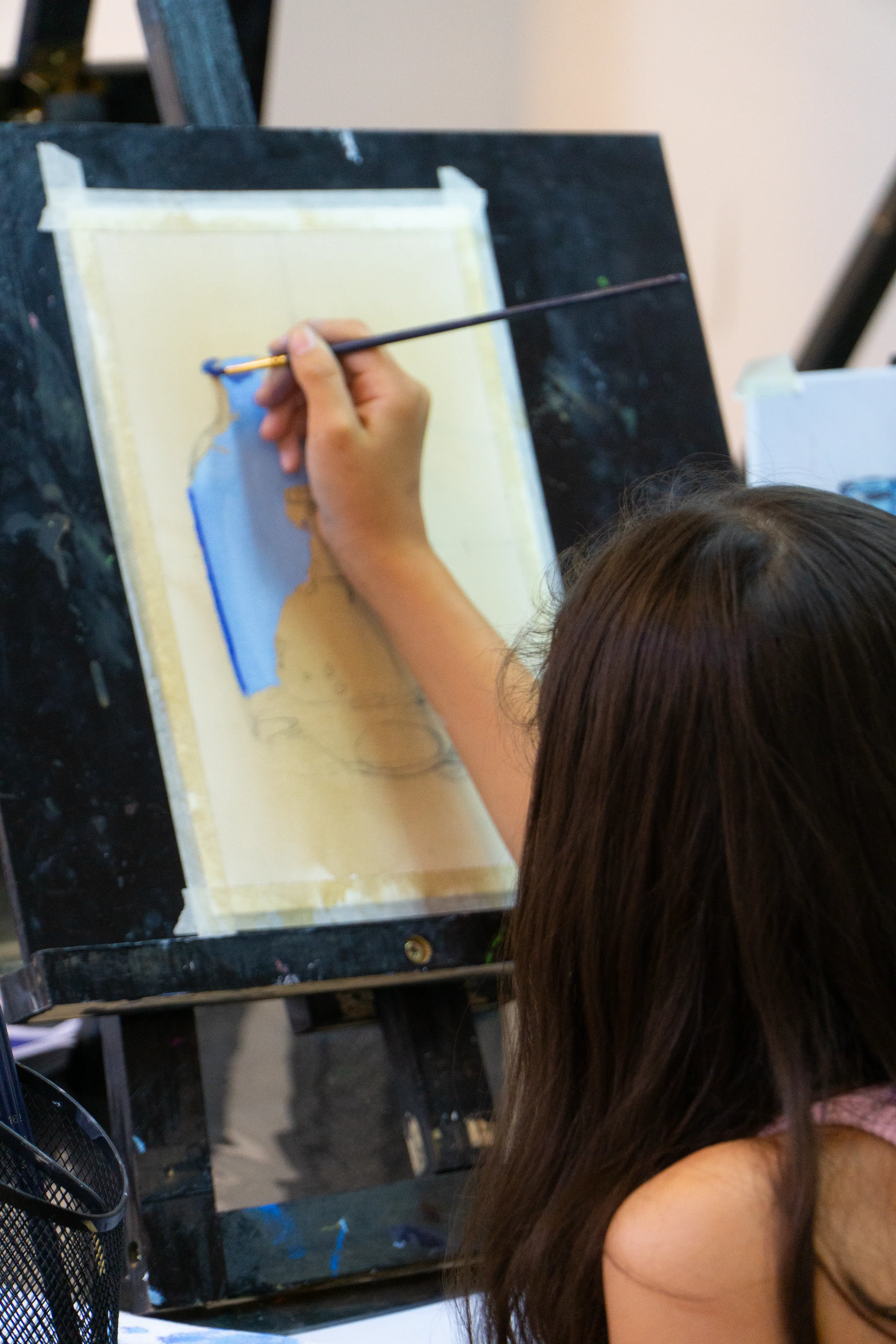 Niños aprendiendo a pintar en SAOA Las Condes Santiago — clases de pintura para niños de 7 a 14 años