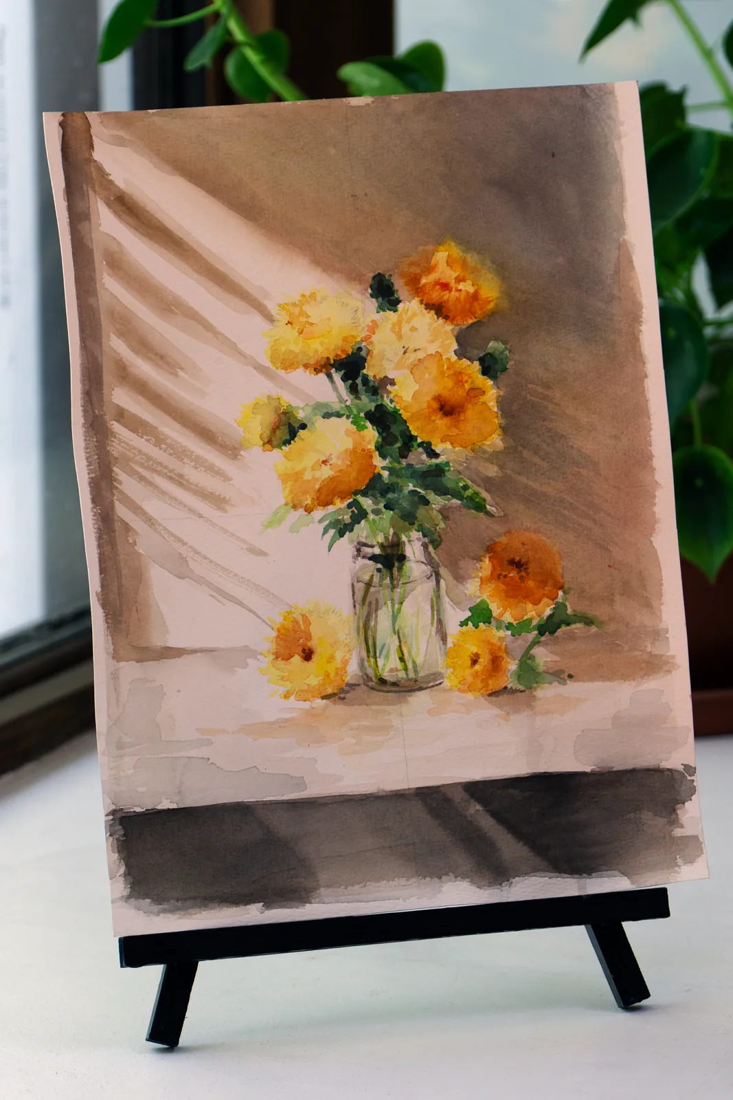 Acuarela sobre papel: jarrón con flores amarillas, obra de la alumna Rocco