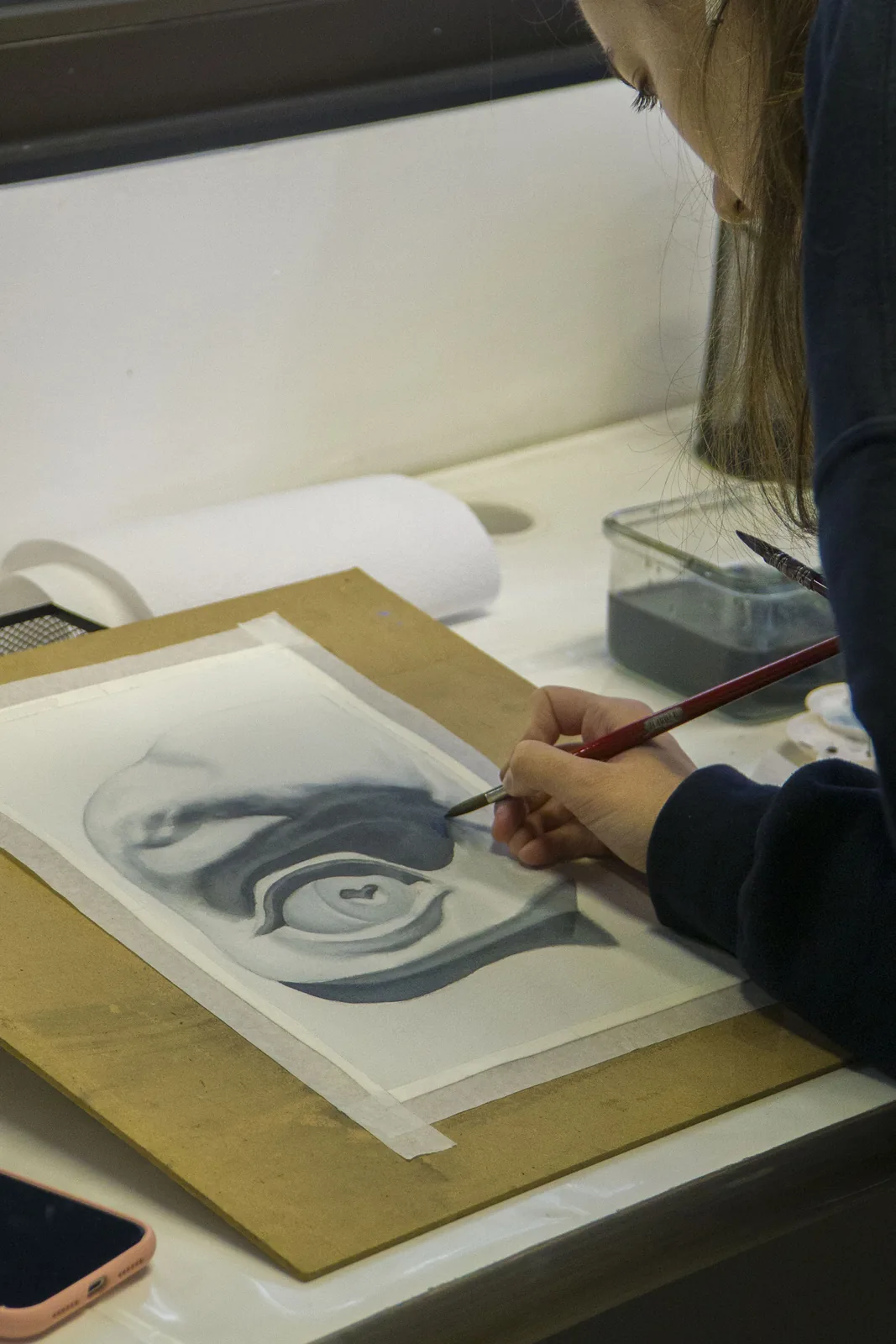 Acuarela en proceso: estudio del ojo del David sobre papel, alumna Florencia Sauterel trabajando en clase de SAOA