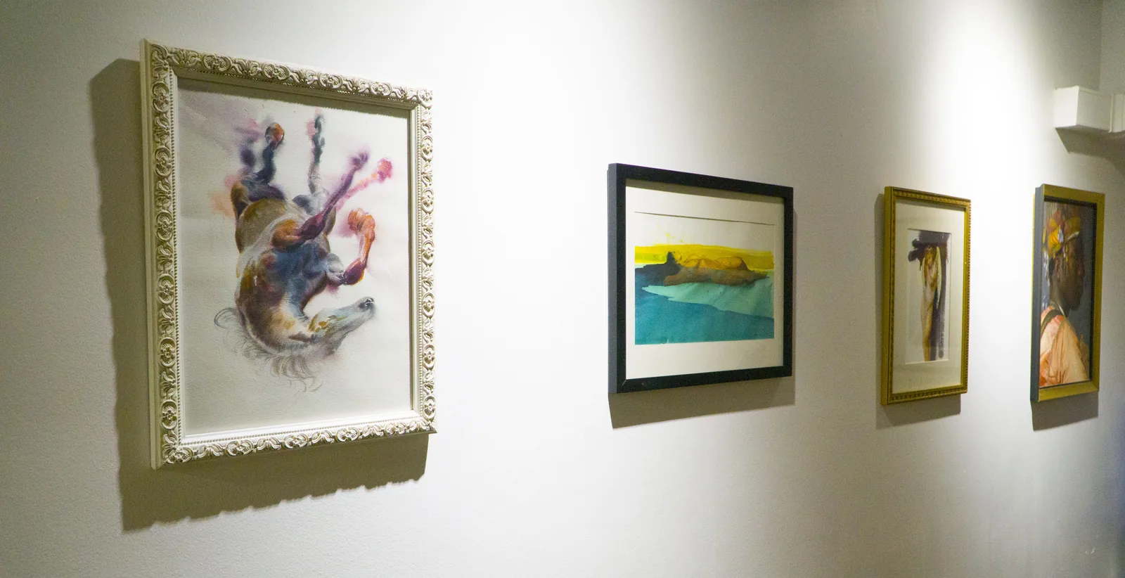 Sala de exposición de SAOA en Las Condes, Santiago — obras enmarcadas de alumnos de la academia de pintura realista