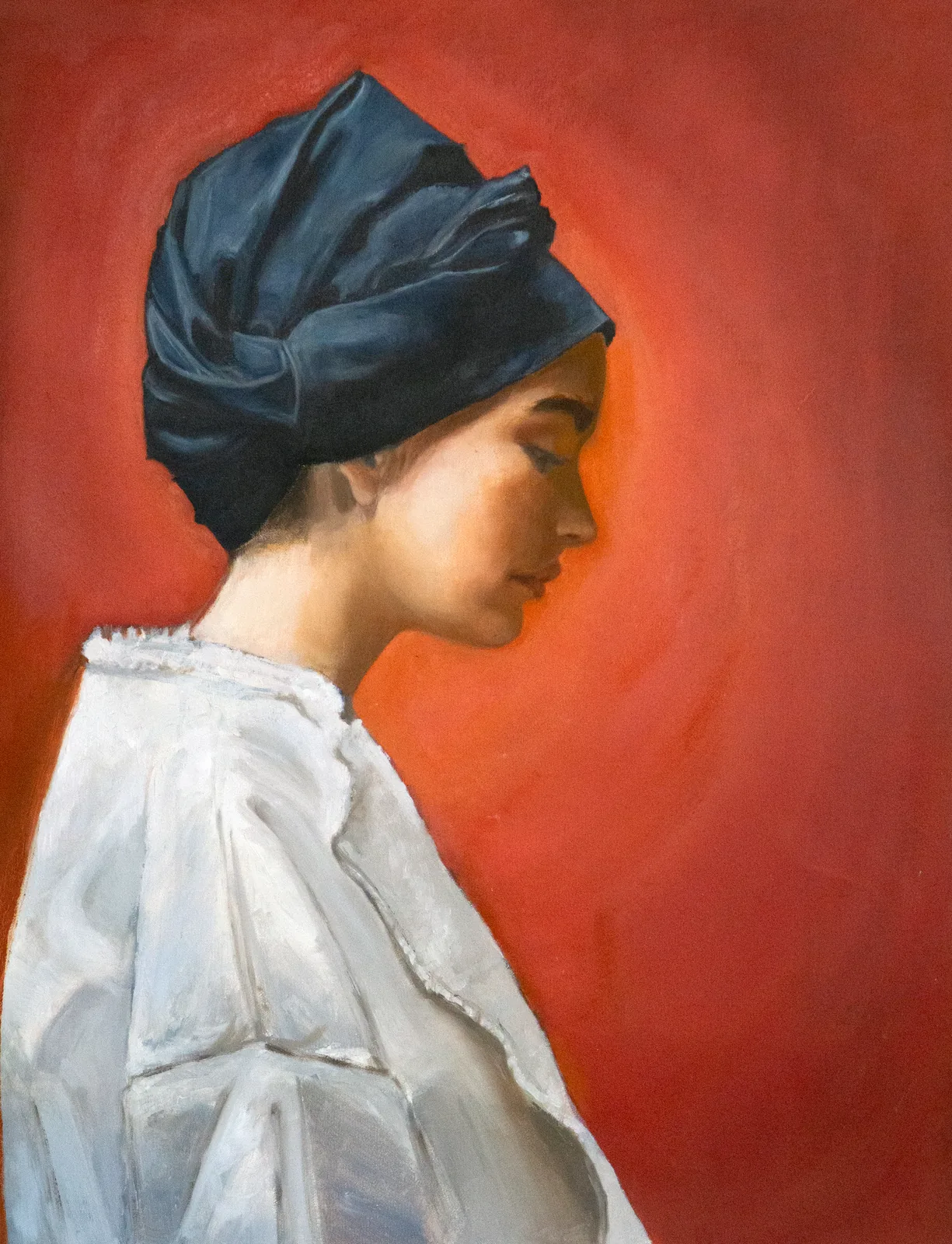 Óleo sobre tela: retrato de mujer con turbante azul y fondo rojo, obra de la alumna Lorena Muñoz en SAOA Las Condes