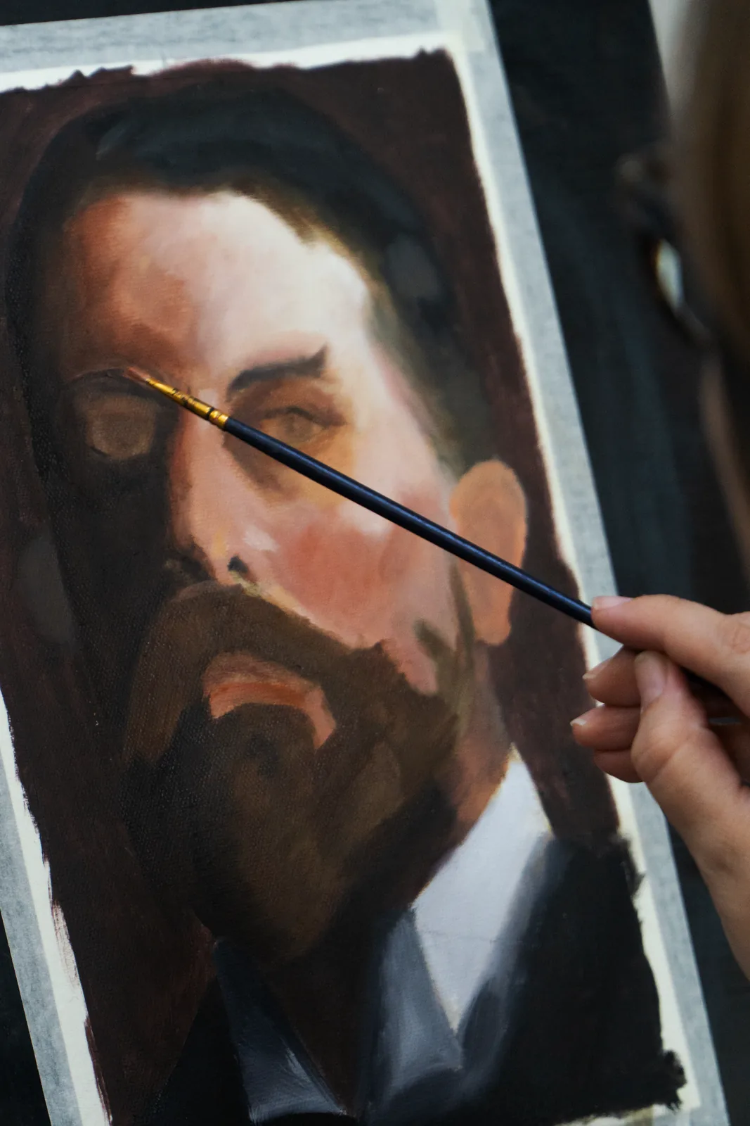 Óleo sobre tela: retrato realista de hombre con barba, ejercicio de mastercopy de la alumna Karen Mondragón en SAOA
